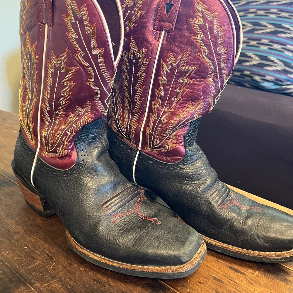 Ariat Black and Burgundy Western Boots - Picture 3 of 6